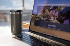 Octaroma Lungo Dim Grey cestovní termohrnek 300 ml (4)