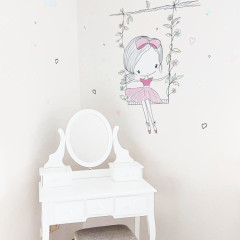 Inspio Dětské samolepky na zeď - Fialová víla na houpačce N.3. Fialková víla 103 × 75 cm (1300)