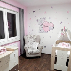 Inspio Dětská samolepka na zeď - Medvídek s pudrovým srdíčkem a jménem v. 76 x š. 90cm + hvězdy