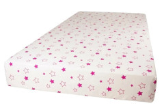 Kaarsgaren Napínací prostěradlo 70×140 cm z biobavlny – přírodní s fuchsiovými hvězdičkami (GOTS, česká výroba)